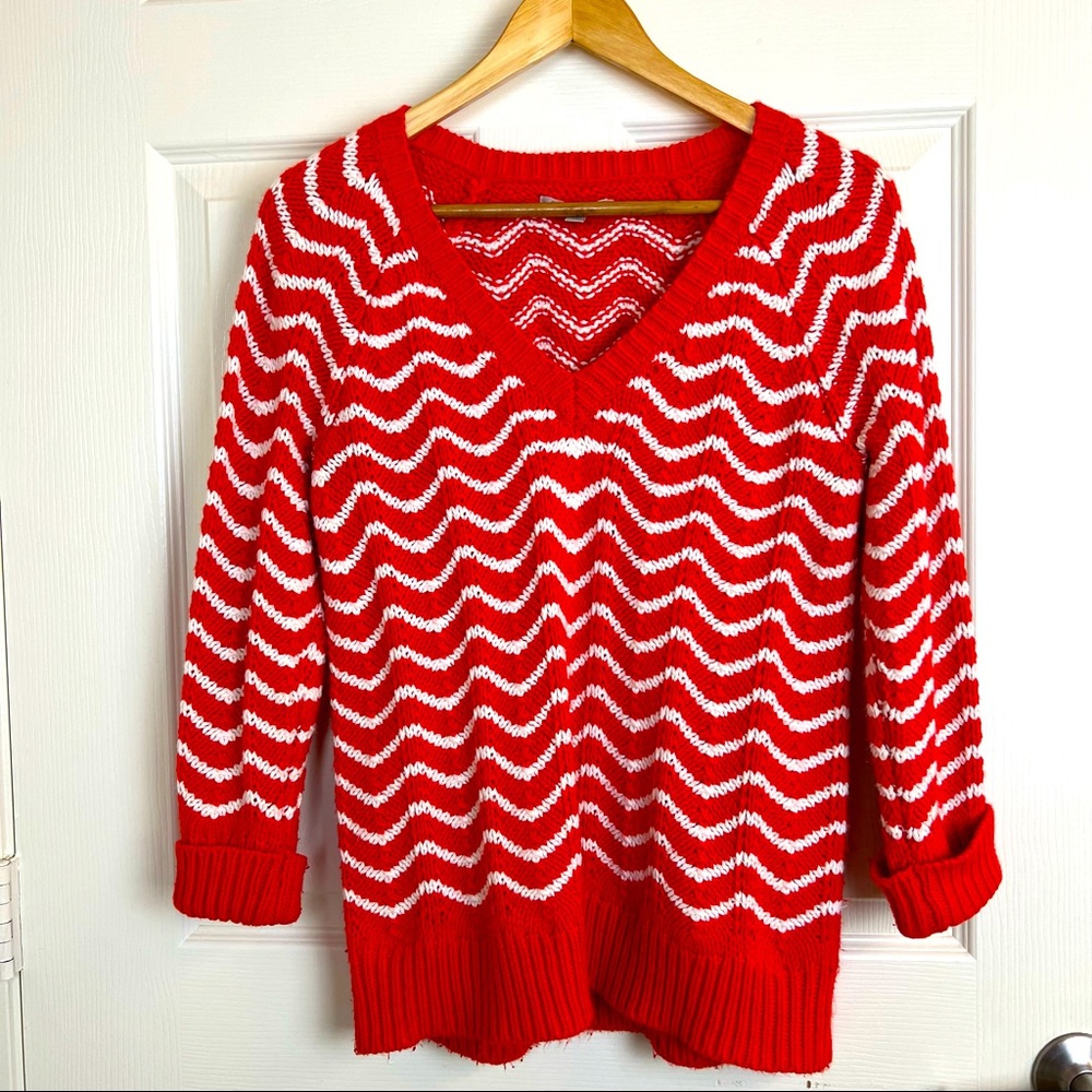 Cable Knit V-Neck Sweater With Cuffed Sleeves